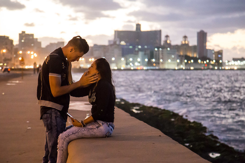 sunset couple on the Malecon